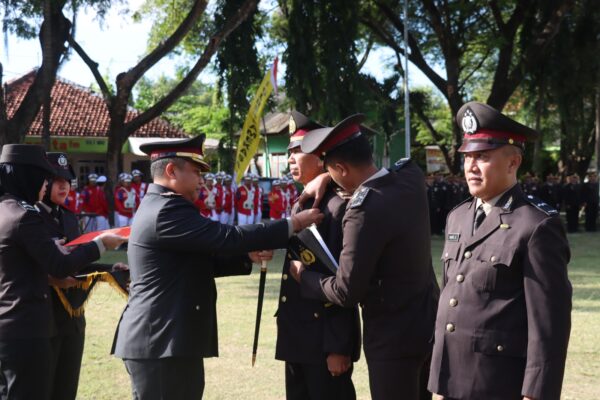 Pimpin Upacara Hari Bhayangkara, Kapolres Pamekasan Berikan Penghargaan Satya Lencana Kesetiaan dan Berprestasi