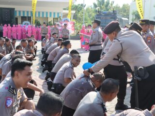 51 Personel Naik Pangkat, Disiram Air Kembang dan Air Water Canon