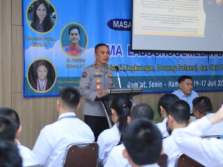 Beri Materi di MPLS SMA Labschool, Kadiv Humas Berikan Motivasi Hadapi Bonus Demografi