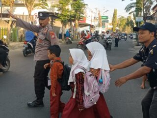 Pengaturan Pagi, Personel Mengajak Masyarakat Pamekasan Untuk Menjadi Pelopor Keselamatan Berlalu Lintas, Dan Dukung Ops. Patuh Semeru 2025