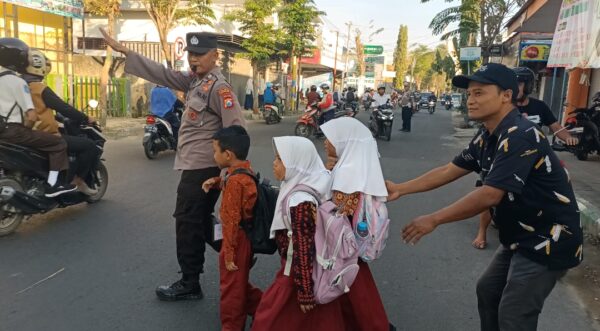 Pengaturan Pagi, Personel Mengajak Masyarakat Pamekasan Untuk Menjadi Pelopor Keselamatan Berlalu Lintas, Dan Dukung Ops. Patuh Semeru 2025