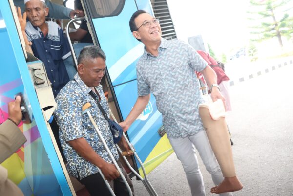 Bupati  Tapsel Sambut Kedatangan 16 Warga Disabilitas Usai Pemasanngan Kaki Palsu Di Medan