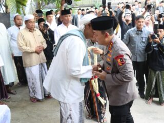 Perkuat Sinergi Jaga NKRI, Kapolri Silaturahmi dengan Sesepuh Ponpes Al-Hamidy Banyuanyar