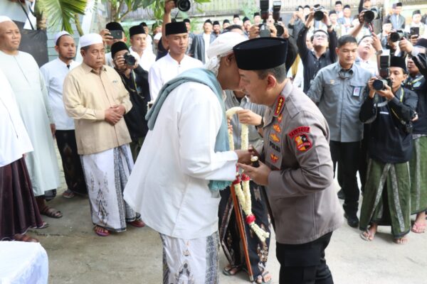 Perkuat Sinergi Jaga NKRI, Kapolri Silaturahmi dengan Sesepuh Ponpes Al-Hamidy Banyuanyar