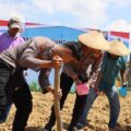 Polres Pamekasan Dukung Ketahanan Pangan, Penanaman Jagung Bersama Santri Serentak Se-Jatim