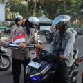 Aksi Simpatik Menyambut HUT RI ke-80, Polisi Bagikan Bendera Merah Putih Kepada Pengendara di Pamekasan