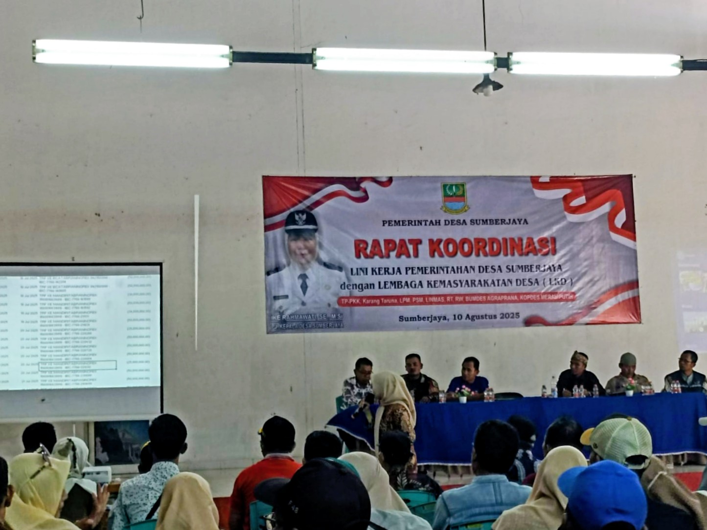 PJ Kepala Desa Sumberjaya Ike Rahmawati memimpin rapat koordinasi terkait kekosongan kas desa di Gedung Serbaguna BumDesa Sumberjaya, Bekasi.
