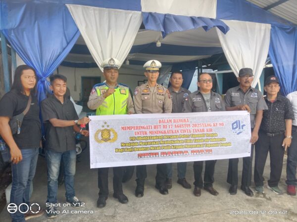 Semarak HUT RI ke-80, PJS Sibolga-Tapteng dan Polres Tapteng Bagikan Bendera Merah Putih
