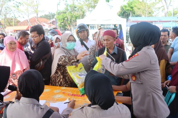 Gerakan Pangan Murah Polri Disambut Antusias Warga Pamekasan
