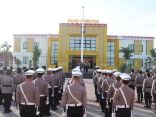 Wakapolres Pamekasan Pimpin Upacara 17 Agustus di Mapolres Pamekasan