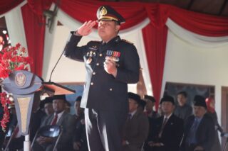 Kapolres Pamekasan Pimpin Upacara Penurunan Bendera HUT RI Ke-80