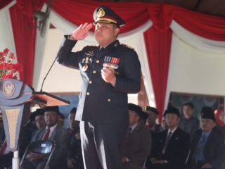 Kapolres Pamekasan Pimpin Upacara Penurunan Bendera HUT RI Ke-80