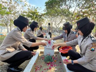Polwan Polres Pamekasan Ziarah TMP, Bentuk Penghormatan Menyambut HUT Polwan Ke-77 