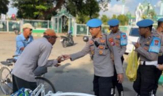 Jum’at Berkah, Propam Polres Pamekasan Bagikan Nasi Bungkus Gratis Kepada Tukang Becak