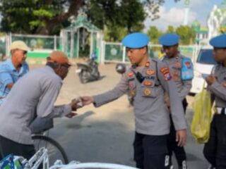 Jum'at Berkah, Propam Polres Pamekasan Bagikan Nasi Bungkus Gratis Kepada Tukang Becak