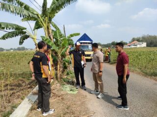Kapolsek Proppo Bersama Anggotanya Datangi Lokasi Pembuangan Bayi di Desa Gro'om