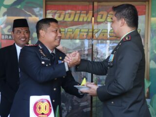 HUT TNI Ke-80, Kapolres Pamekasan Berikan Kejutan Kepada Dandim 0826 Pamekasan
