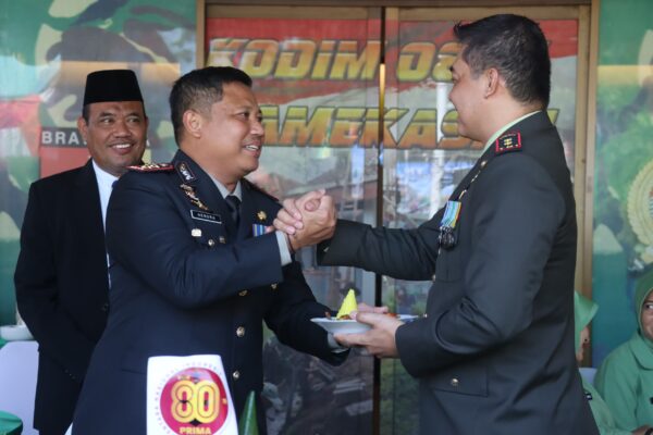 HUT TNI Ke-80, Kapolres Pamekasan Berikan Kejutan Kepada Dandim 0826 Pamekasan