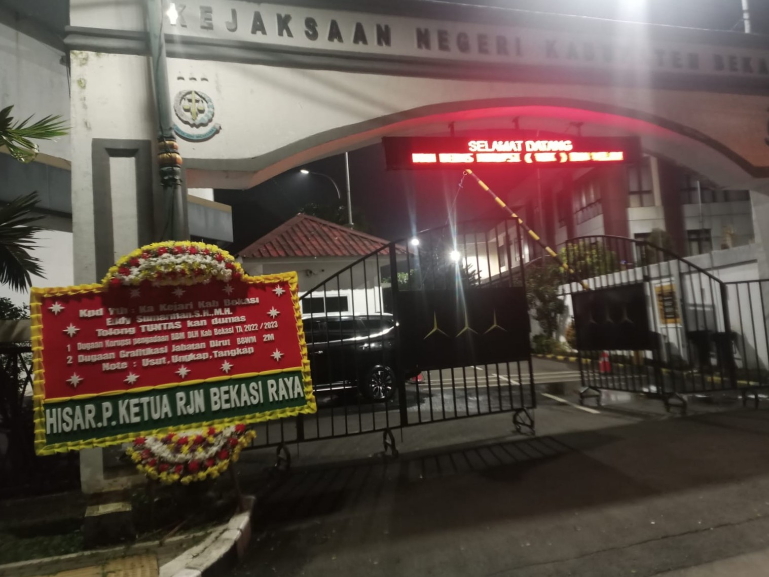 RJN Bekasi Raya Kirim Papan Bunga ke Kejari Kabupaten Bekasi berisi pesan “Usut, Ungkap, Tangkap” terkait Dugaan Korupsi BBM dan Gratifikasi Jabatan BBWM.
