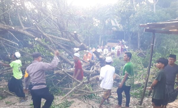 Respon Cepat, Kapolsek Palengaan Berserta Anggota Datangi Lokasi Bencana Alam Angin Puting Beliung
