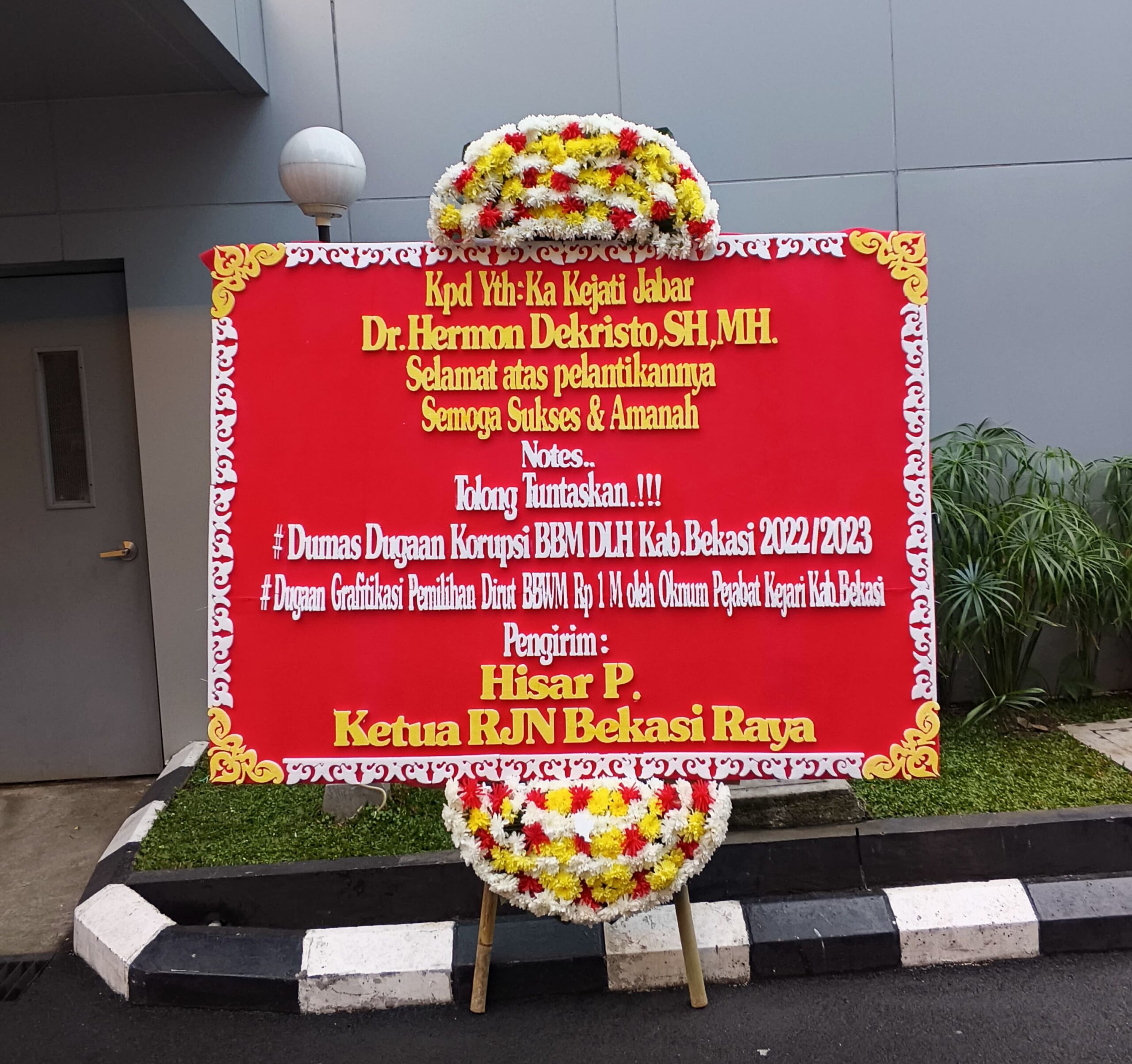 Pelantikan Kajati Jabar, Papan bunga ucapan selamat dari RJN Bekasi Raya di halaman Kantor Kejati Jawa Barat.