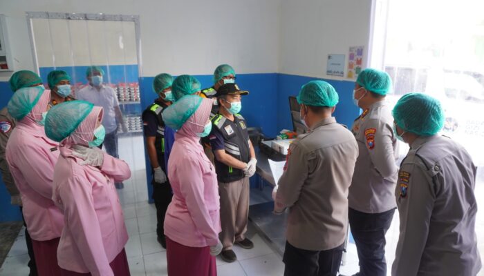 Pendistribusian Perdana Program Makan Bergizi Gratis YKB Polres Pamekasan Untuk Ribuan Pelajar