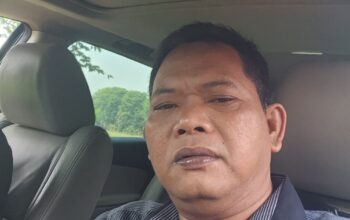 Ketua LSM Penjara Kabupaten Bekasi JM Hendro saat memberikan keterangan terkait dugaan pembongkaran jembatan Sukamulya tanpa prosedur.