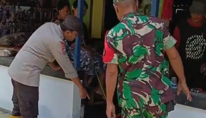 Aksi Bhabinkamtibmas Desa Laden, Datangi Rumah Warga yang Terdampak Luapan Air Sungai