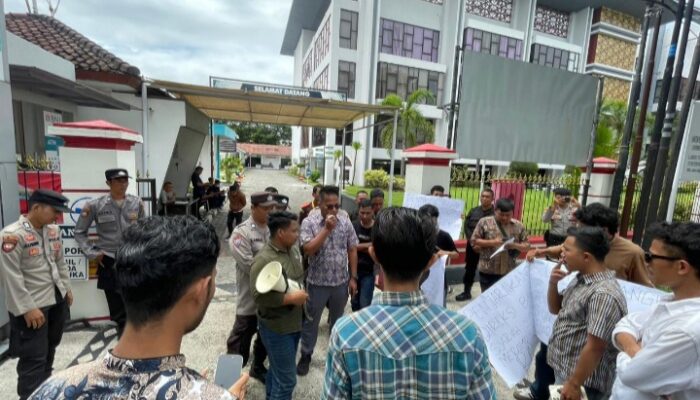 Aliansi Gerakan Masyarakat Anti Korupsi Demo Kejati NTB, Desak Usut Tuntas Dugaan Korupsi Sponsorship MXGP dari Bank NTB Syariah