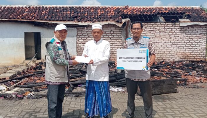Peduli Korban Kebakaran, YBM PLN UP3 Madura Barikan Bantuan Kepada Ponpes Sumber Taman