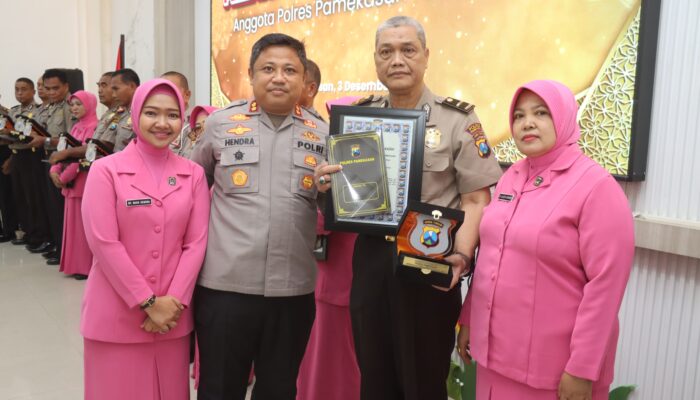Polres Pamekasan Gelar Wisuda Purna Bakti Tahun 2025, Kapolres Berikan Cendramata