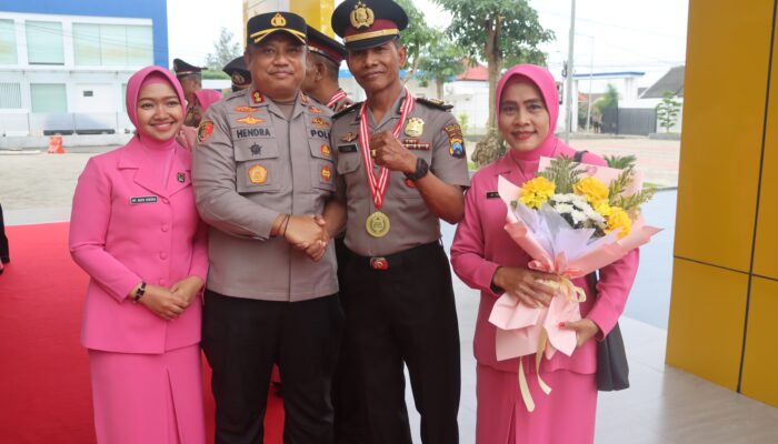 Suasana Haru Menyelimuti Mapolres Pamekasan, Tradisi Pedang Pora Melepas 17 Personel Purna Bakti