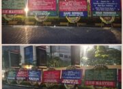 Deretan papan bunga di kantor Kemenimipas RI berisi kritik dan desakan evaluasi Imigrasi Bekasi terkait polemik KITAS WN Korea Selatan.