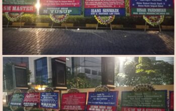 Deretan papan bunga di kantor Kemenimipas RI berisi kritik dan desakan evaluasi Imigrasi Bekasi terkait polemik KITAS WN Korea Selatan.