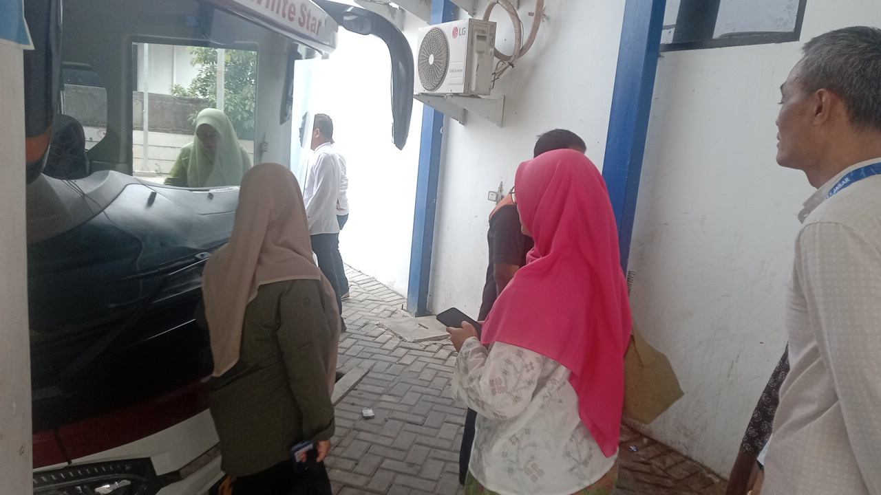 Monitoring Kawasan Tanpa Rokok di Terminal Tipe B Cikarang bersama tim lintas instansi.